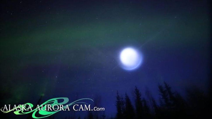 Quả cầu ánh sáng bay ngang Alaska - Ảnh: The Aurora Chasers/Ronn Murray/Marketa Murray