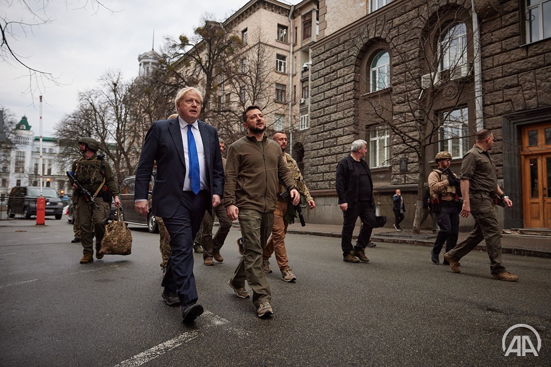 Ông Boris Johnson trong chuyến thăm bất ngờ tới Kiev (ảnh: Guardian)