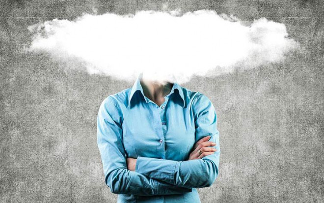Một số bệnh nhân mô tả "sương mù não" khiến họ cảm thấy đầu óc mụ mẫm trong suy nghĩ.