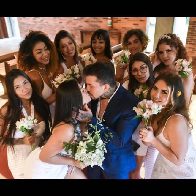 Nhiều người lên tiếng chỉ trích việc nam người mẫu lấy nhiều vợ.