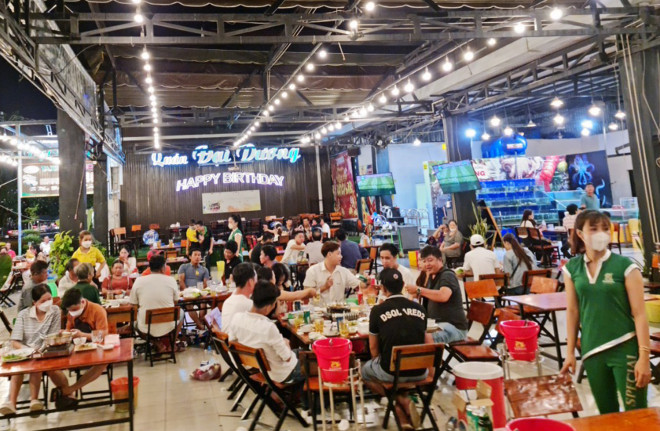 Trong 3 ngày nghỉ dịp giỗ Tổ Hùng Vương, hàng trăm nghìn du khách khắp cả nước đã đổ xô về các điểm du lịch của tỉnh Kiên Giang. Từ đêm 9/4, các nhà hàng ở TP Rạch Giá kín khách.