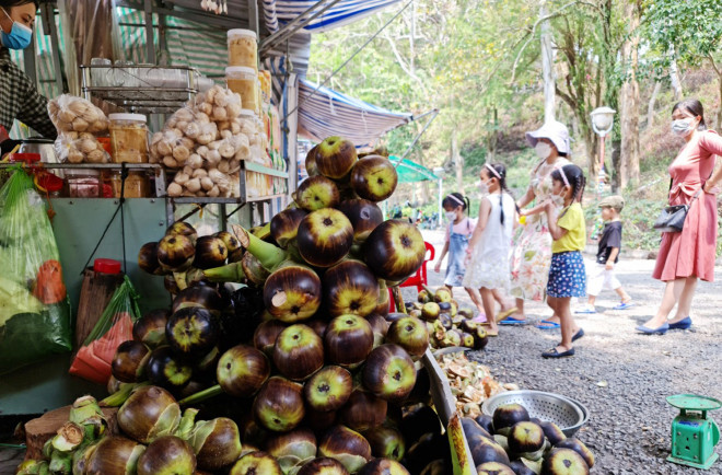 Một trong những loại ẩm thực thơm ngon tại Thạch Động là nước và thịt của trái thốt nốt được người dân địa phương mang về từ Campuchia. Giá mỗi ly nước thốt nốt tại đây là 20.000 đồng.