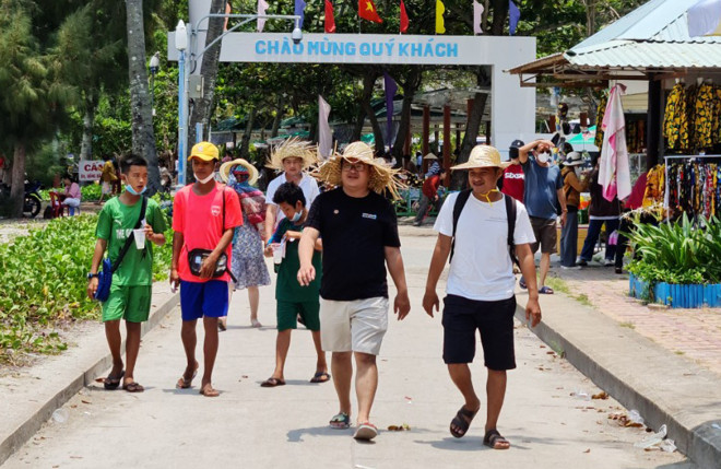 Bất chấp cái nắng hầm hập, du khách vẫn check-in Mũi Nai.