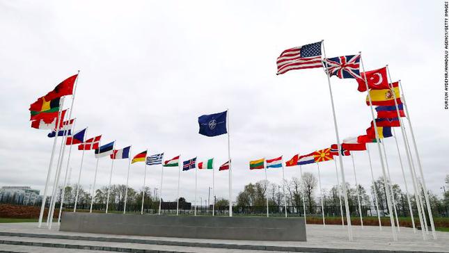 Quốc kỳ của các thành viên NATO trước trụ sở tại Brussels, Bỉ. (Ảnh: CNN)