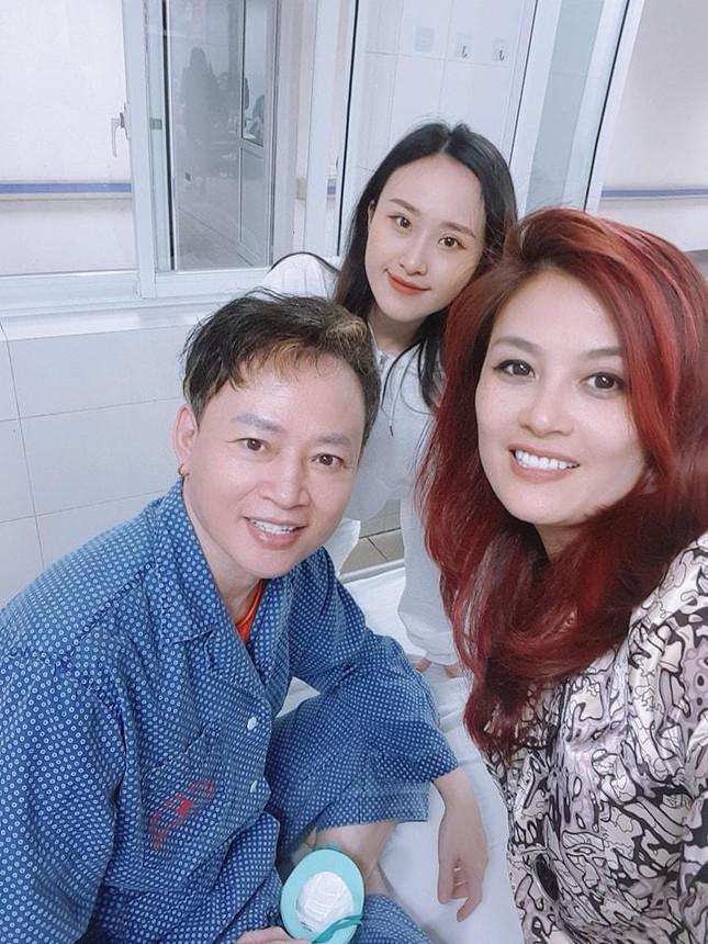 Diễn viên Hoa Thúy - vợ cũ của Tùng Dương cùng con gái đến thăm anh tại bệnh viện.