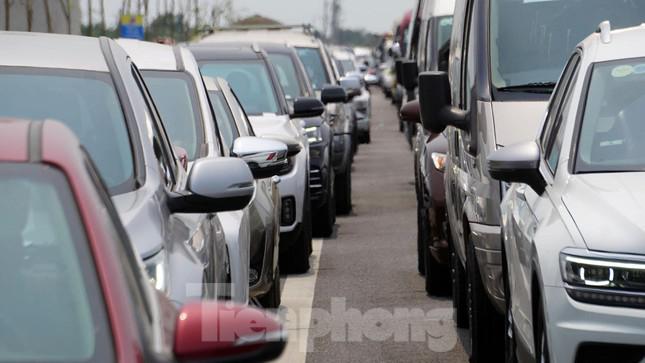 Hàng nghìn ôtô nuối đuôi nhau dài hàng km chờ lên phà rời đảo Cát Bà sau kỳ nghỉ lễ.