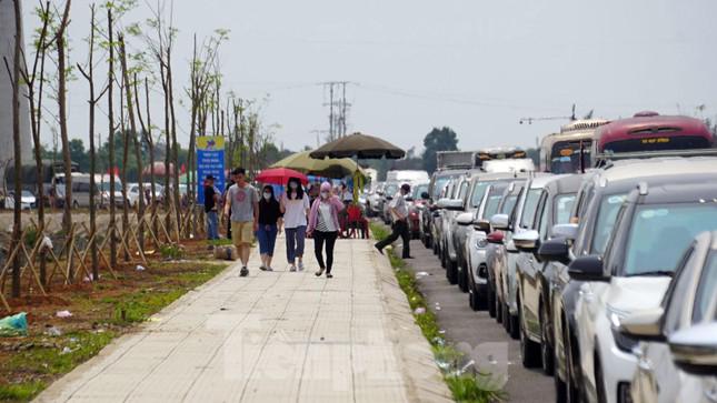 Cách bến phà Cái Viềng khoảng 1km, hàng nghìn ôtô cá nhân, xe hợp đồng chở khách du lịch nối đuôi nhau dài hàng 2-3km dọc cung đường ven rừng ngập mặn. Phải chờ hàng giờ trên đường, nhiều du khách rời xe "cuốc bộ" ra bến phà.