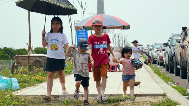 "Trời nắng nóng, vợ và các con tôi xuống xe đi bộ và lên phà trước. Khi nào đến lượt, tôi lái xe vào bờ sau. Đảo thì rất đẹp, chơi rất vui nhưng tôi sợ cảnh tắc đường, chờ phà vì mất quá nhiều thời gian", anh Mạnh nói.