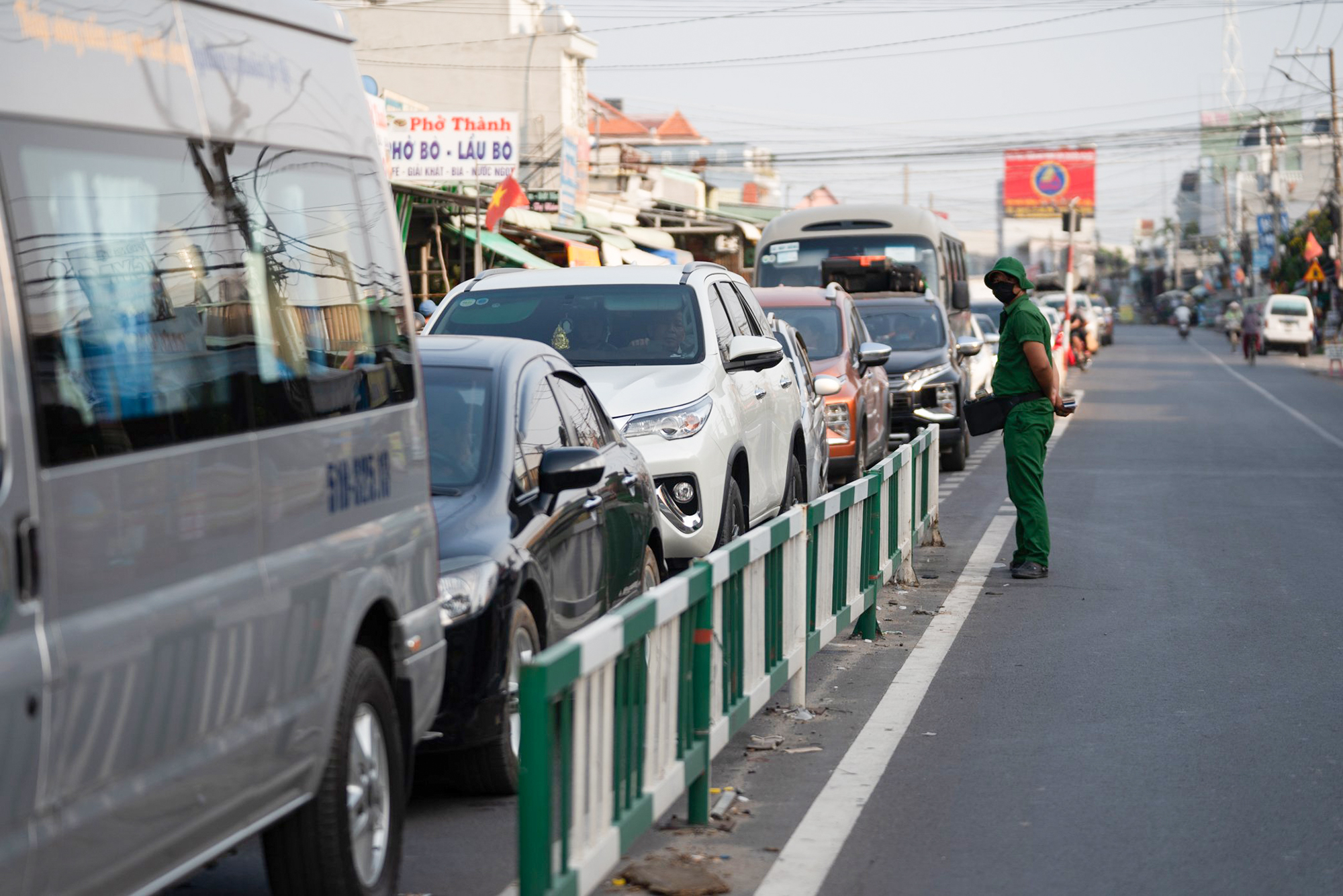 Trong khi đó, nhân viên bán vé cho ô tô qua phà phải di chuyển cách phà gần 1km để bán cho khách, giảm tình trạng ùn ứ. Nhiều thời điểm xe không di chuyển được, các nhân viên khá “rảnh tay”, phải đợi để bán tiếp vé cho những xe chờ hàng dài phía sau.