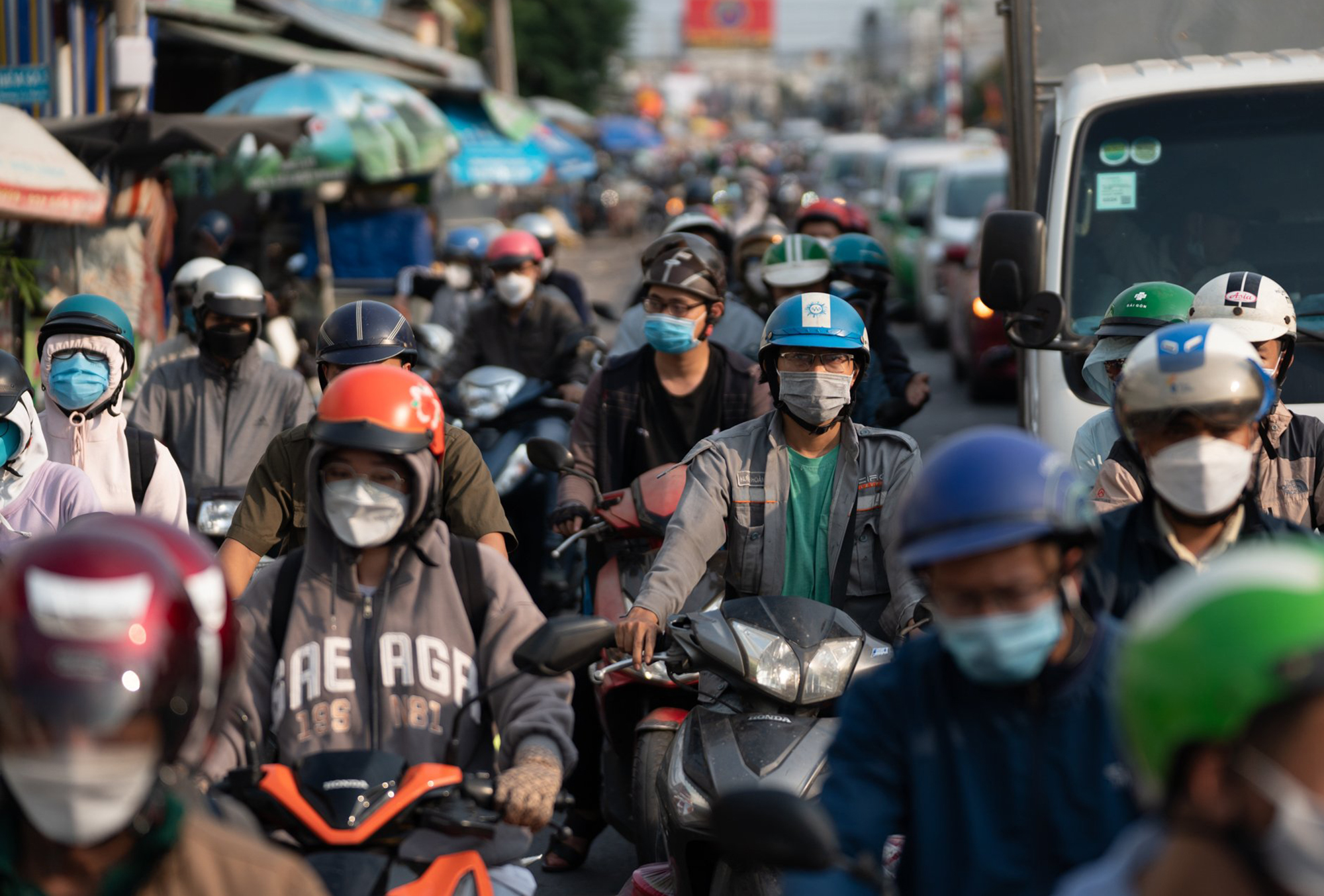 Nhiều người khá mệt mỏi khi phải di chuyển, chen lấn chờ qua phà trong ngày trở lại TP.HCM sau kỳ nghỉ.