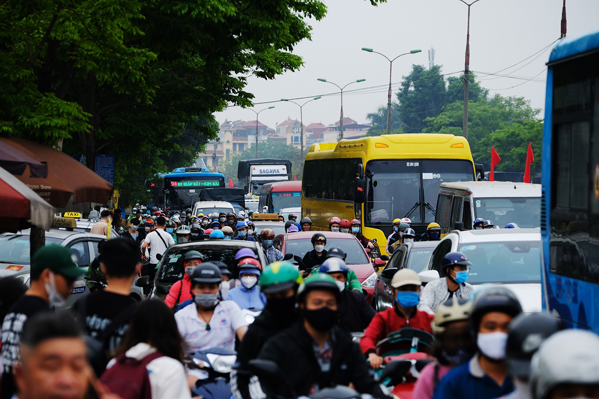 Đường phố chật cứng bởi các phương tiện di chuyển vào trung tâm thành phố.