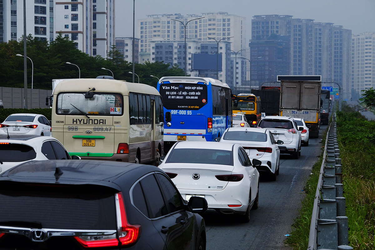 Nhiều khu vực tại Hà Nội trong chiều nay có mưa khiến tình trạng ùn tắc càng nghiêm trọng.