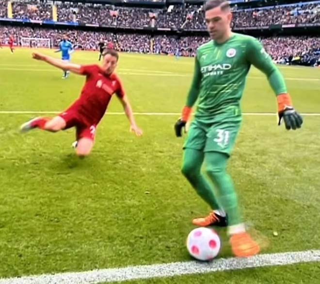 Pha phá bóng ngay trên vạch vôi của Ederson