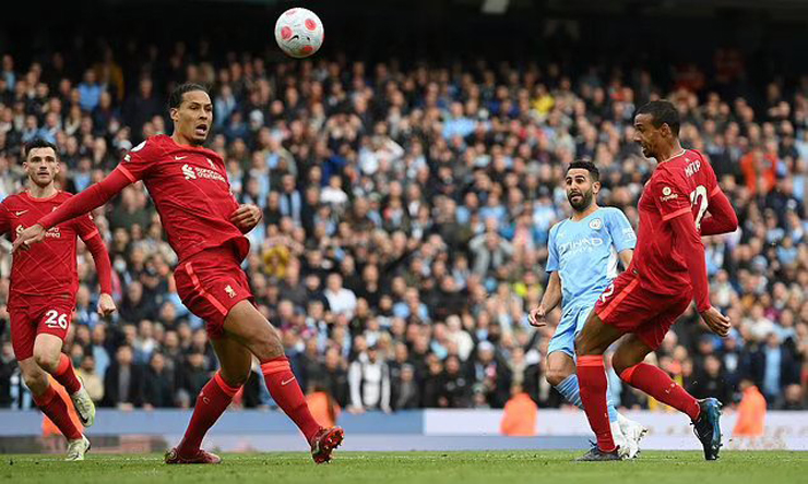 Mahrez sắp vai "người hùng" của Liverpool và cả giải đấu với pha bỏ lỡ này