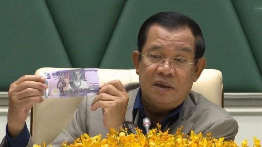 Thủ tướng Campuchia Hun Sen giới thiệu tờ bạc mệnh giá 15.000 riel hồi năm 2019. Ảnh: THE PHNOM PENH POST