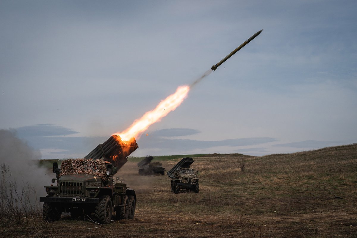Quân đội Ukraine bắn tên lửa GRAD về phía phe ly khai ở Donbass (ảnh: CNN)