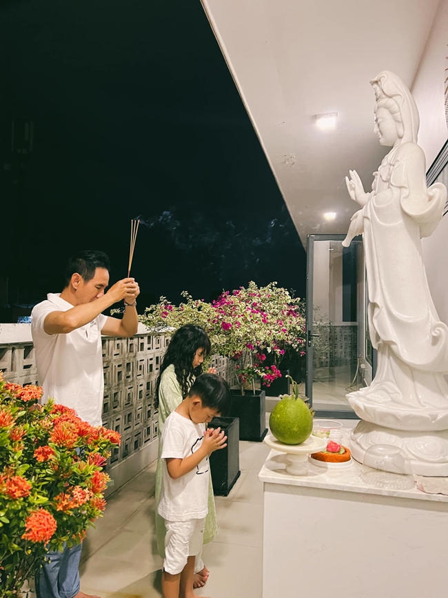 Ở tầng trệt, anh cùng vợ đặt một bức tượng Phật lớn, bên cạnh được trang trí trồng nhiều hoa tươi.
