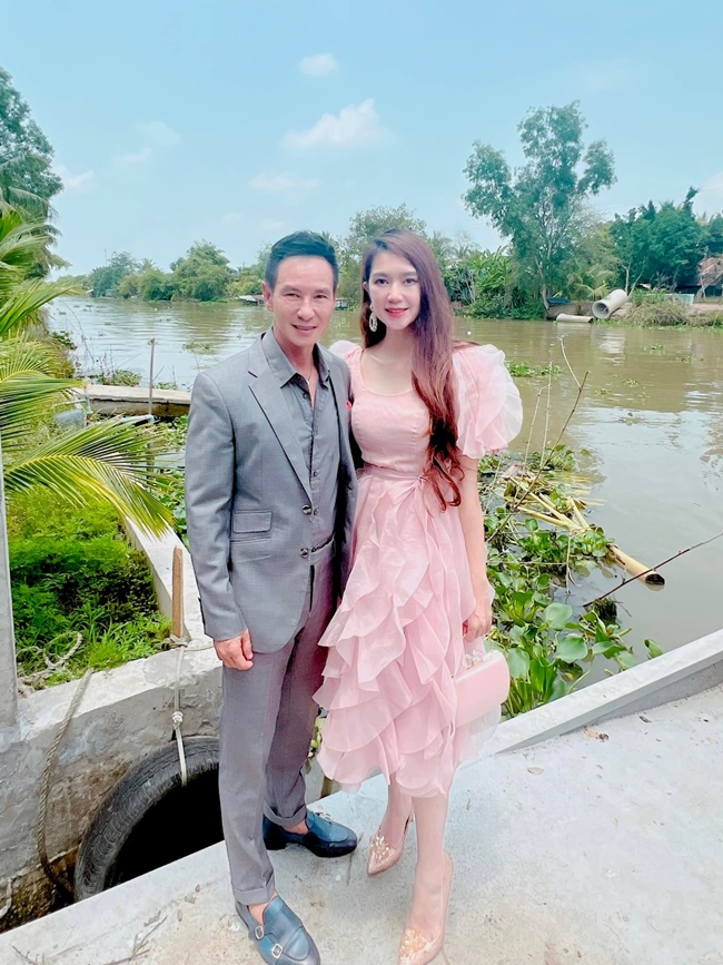 Ngày 10/4, vợ chồng Lý Hải - Minh Hà đăng ảnh về Cần Thơ dự lễ cưới nghệ sĩ Tiết Cương. Trong ảnh, bà xã kém 17 tuổi của đạo diễn nổi tiếng diện váy màu hồng nhạt khoe nhan sắc xinh đẹp, ngọt ngào. 
