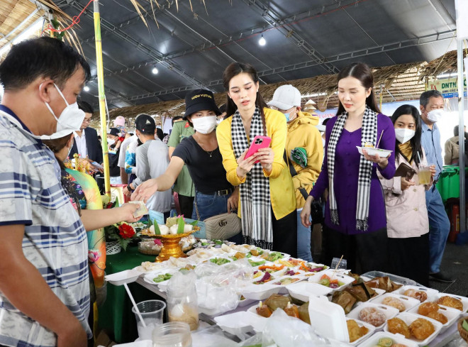 Diện áo bà ba nền nã, Hoa hậu Đỗ Thị Hà vẫn nổi bật nhờ đôi chân dài 1m1 thẳng tắp - 7