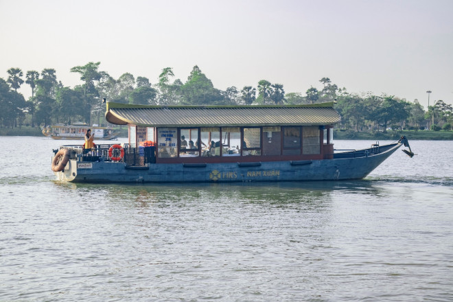 Trà chiều trên sông Hương