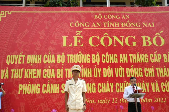 Anh Thái Ngô Hiếu (SN 1989, cán bộ Đội Chữa cháy và Cứu nạn, cứu hộ khu vực Trảng Bom - Phòng Cảnh sát Phòng cháy, chữa cháy và Cứu nạn, cứu hộ Công an tỉnh Đồng Nai) tại buổi Lễ công bố