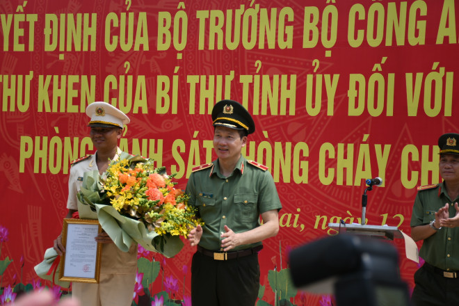 Thiếu tướng Vũ Hồng Văn, Giám đốc Công an tỉnh Đồng Nai, trao Công bố và trao Quyết định của Bộ trưởng Bộ Công an thăng cấp bậc hàm từ Trung uý lên Đại uý cho anh Hiếu