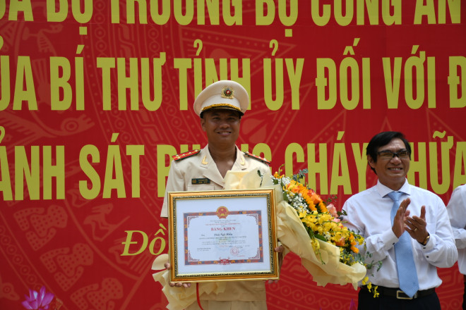 Ông Nguyễn Sơn Hùng, Phó UBND tỉnh Đồng Nai, trao bằng khen đột xuất của Chủ tịch UBND tỉnh Đồng Nai cho anh Hiếu