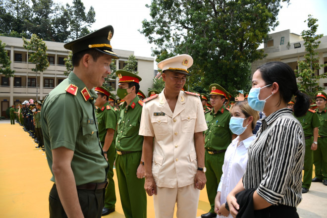 Thiếu tướng Vũ Hồng Văn cùng Đại úy Thái Ngô Hiếu trao đổi với người thân các nạn nhân được cứu sống. Tại đây, 2 người phụ nữ đã thay mặt các nạn nhân cảm ơn anh Hiếu và lãnh đạo Công an tỉnh Đồng Nai