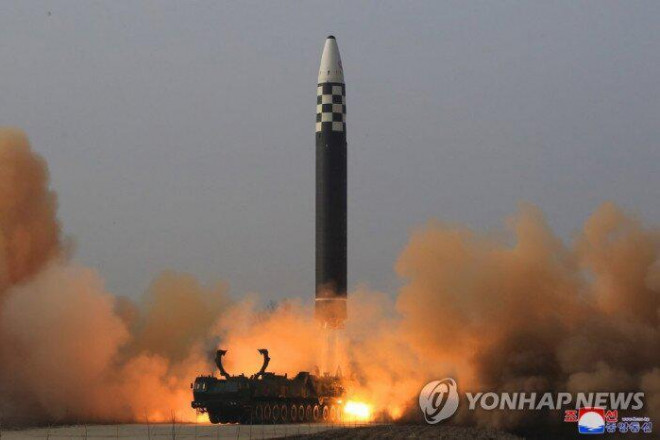 Tên lửa đạn đạo liên lục địa được phóng từ Sân bay Quốc tế Bình Nhưỡng hôm 24/3. Ảnh - KCNA