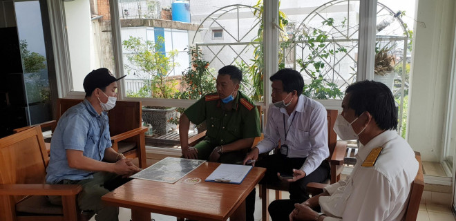Lực lượng chức năng làm việc với ông Nguyễn Huy (bìa trái) liên quan đến ly cà phê "đắt nhất Việt Nam".