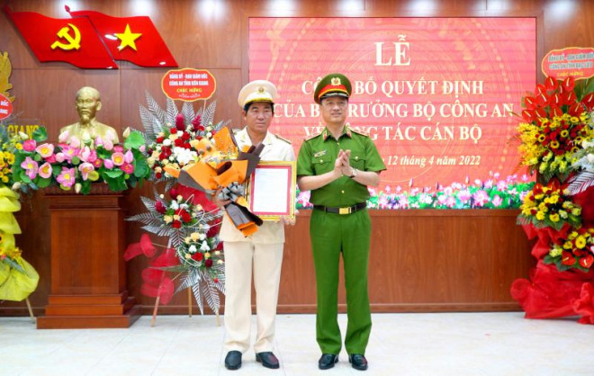 Thứ trưởng Nguyễn Duy Ngọc trao quyết định của Bộ trưởng Bộ Công an về việc điều động, bổ nhiệm Đại tá Nguyễn Văn Hận giữ chức Giám đốc Công an tỉnh Kiên Giang