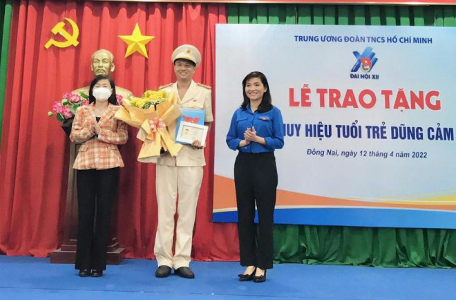 Bà Bùi Thị Bích Thủy - Phó trưởng Ban Dân vận Tỉnh ủy và Hồ Hồng Nguyên - Bí thư Tỉnh đoàn trao tặng Huy hiệu Tuổi trẻ Dũng cảm và trao tặng Bằng khen cho đại úy Thái Ngô Hiếu. Ảnh:VH.