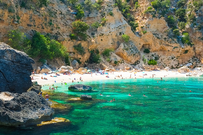 Sardinia, Italia: Một chuyến du ngoạn trên vùng biển màu ngọc lục bảo, qua những vịnh nhỏ&nbsp;và bãi biển cát trắng như tuyết sẽ khiến du khách cảm nhận được sự hấp dẫn của Sardinia, một hòn đảo thu hút du khách bởi truyền thống lâu đời và thiên nhiên hoang dã, trong lành.&nbsp;
