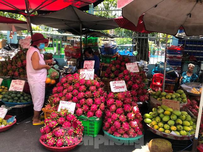 Thanh long ruột đỏ trái to, cánh tươi có giá chỉ từ 7.000-10.000 đồng/kg; dưa hấu 10.000 đồng/kg, có lúc giảm còn 7.000 đồng/kg. "Trái cây đầu vụ nhưng giá rất rẻ, tuy nhiên lại vắng khách mua" - bà Thu (bán trái cây trên đường An Dương Vương, quận 8) buồn buồn nói.