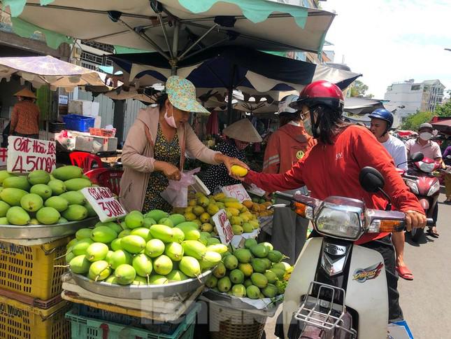 "Tôi thích ăn trái cây trong nước vì vị đậm đà, đồng thời ủng hộ nông dân. Bình thường tôi sẽ chờ trái cây vào chính vụ để mua với giá rẻ hơn, nhưng năm nay thì thưởng thức ngay từ đầu vụ nhiều loại đặc sản như xoài cát Hòa Lộc, mận, thanh long... mà không cần suy nghĩ về giá" - chị Thu Trang (ngụ quận 10) bộc bạch.