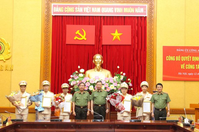 Bộ trưởng Tô Lâm với các đồng chí trong Ban Thường vụ Đảng ủy Công an Trung ương chúc mừng các đồng chí nhận quyết định tại buổi lễ. Ảnh: Quỳnh Vinh
