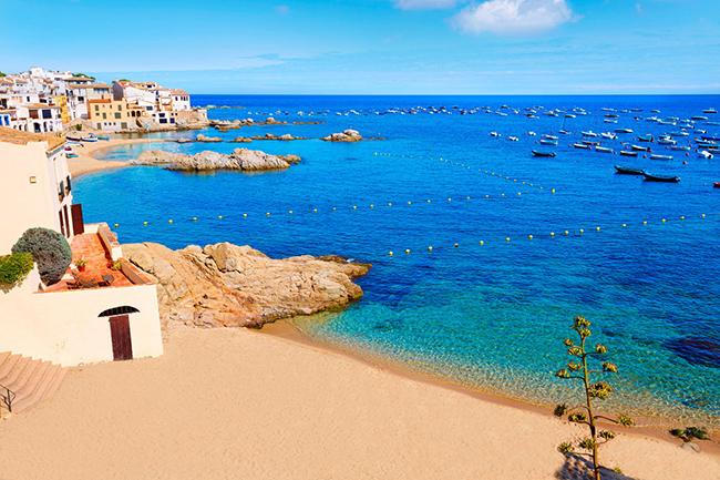 Costa Brava, Tây ban nha: Costa Brava là những bãi biển xinh đẹp và vịnh nhỏ được bao quanh bởi cảnh quan tự nhiên tươi tốt. Đến đây, bạn được ngâm mình sảng khoái trong làn nước trong như pha lê, yên bình và tĩnh lặng, tản bộ dọc theo lối đi bộ ven biển, ngắm nhìn những làng chài quyến rũ ...
