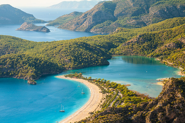 Antalya, Thổ Nhĩ Kỳ: Du khách có thể đến thăm Antalya vào bất kỳ mùa nào, đây là một điểm đến du lịch không thể thiếu trong danh sách của bạn, đặc biệt là vào mùa hè. Thành phố trong xanh này mê hoặc du khách bởi những bãi biển tuyệt đẹp và những cây cọ mang dấu ấn của khí hậu Địa Trung Hải ôn hòa.
