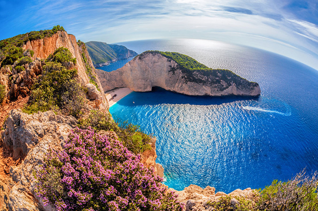 Zakynthos, Hy Lạp: Zákynthos là một hòn đảo xanh tươi được thiên nhiên ưu đãi với những thung lũng màu mỡ và khí hậu ôn hòa. Sự đa dạng về cảnh quan ở nơi đây rất hấp dẫn du khách với những bãi biển đầy cát, làn nước yên tĩnh có màu xanh đậm và các vách đá gồ ghề đầy ấn tượng.&nbsp;
