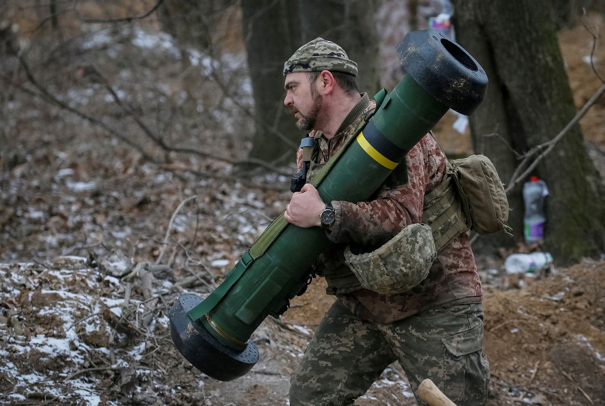 Một binh sĩ Ukraine mang theo tên lửa Javelin (ảnh: Euronews)