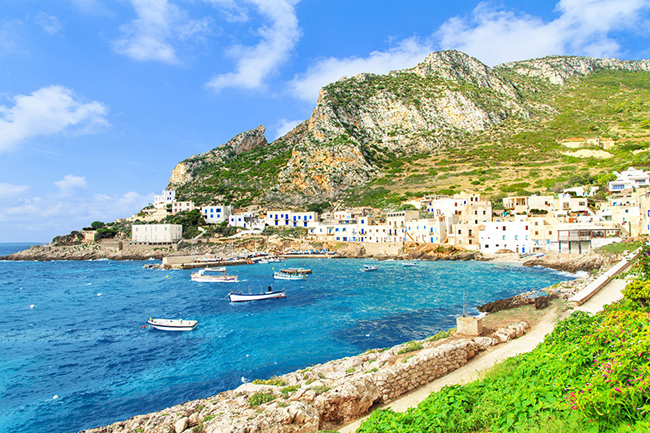 Marettimo, Sicily: Bờ biển Marettimo có nhiều đá, bởi hàng trăm hang động nhỏ xung quanh. Tại Rock of the Camel, ở phía đông của hòn đảo, có một bãi biển nhỏ nằm gọn trong một hang động vô cùng ấn tượng.&nbsp;
