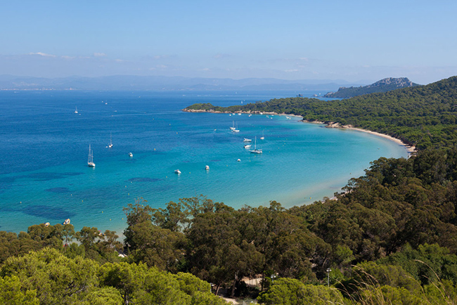 Porquerolles, Pháp: Là khu nghỉ mát biển đầu tiên của French Riviera, Hyères mang đến cho du khách những bãi biển đẹp mê hồn được bảo tồn tốt với làn nước sạch và những tia nắng lấp lánh.&nbsp;
