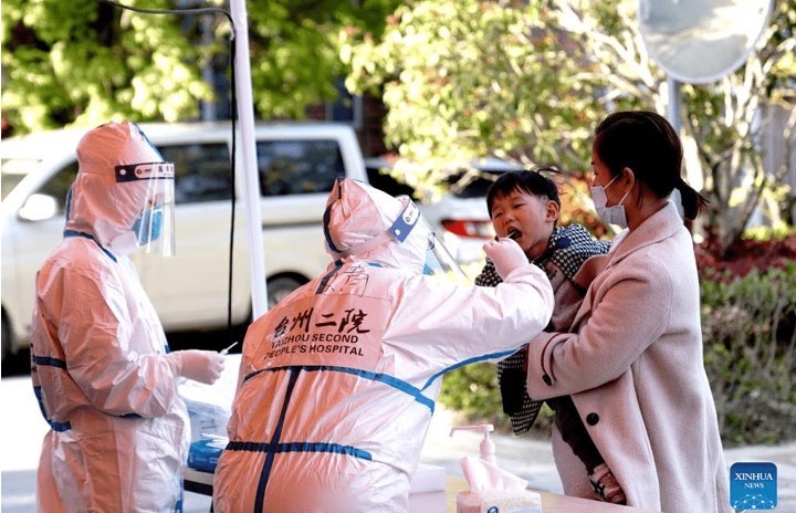 Nhân viên y tế xét nghiệm cho người dân ở TP Thượng Hải, Trung Quốc. Ảnh: Tân Hoa xã