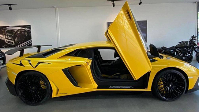 Chiếc xe Lamborghini Aventador SV mới về Việt Nam không còn bộ áo màu vàng nguyên bản mà đã được thay màu sơn mới cá tính
