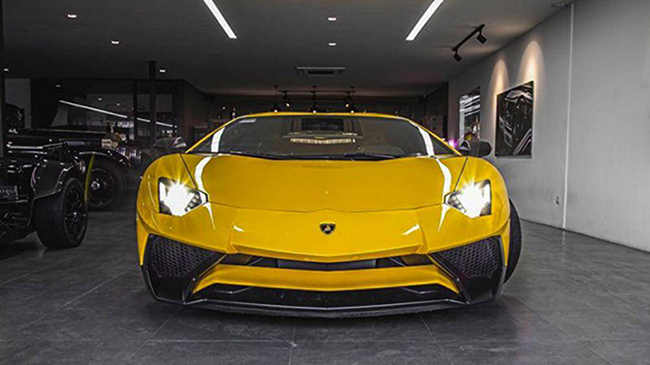 Nhận bàn giao từ chiều tối ngày 5/4/2022 nhưng đến rạng sáng ngày 6/4, chiếc xe Lamborghini Aventador SV đã được thay áo mới
