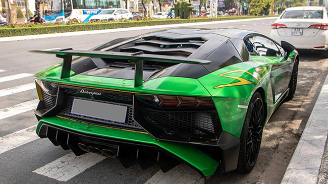 Ngoài ra, &#34;siêu bò&#34; Lamborghini Aventador SV này cũng được thay ống xả mới
