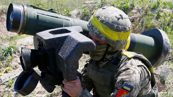 Một binh sĩ vác tên lửa Javelin. Ảnh: Reuters