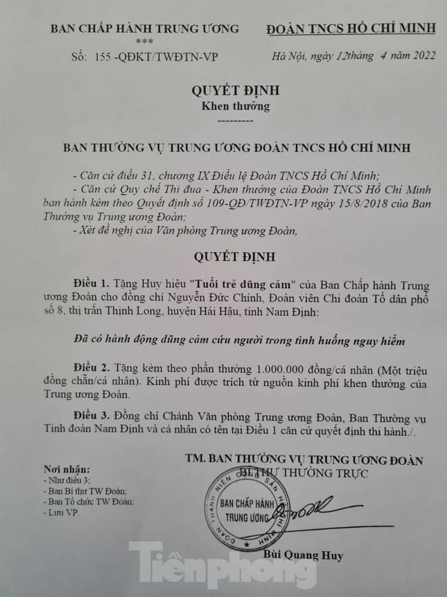 TW Đoàn quyết định tặng Huy hiệu "Tuổi trẻ dũng cảm" cho anh Nguyễn Đức Chính - Ảnh: TĐNĐ