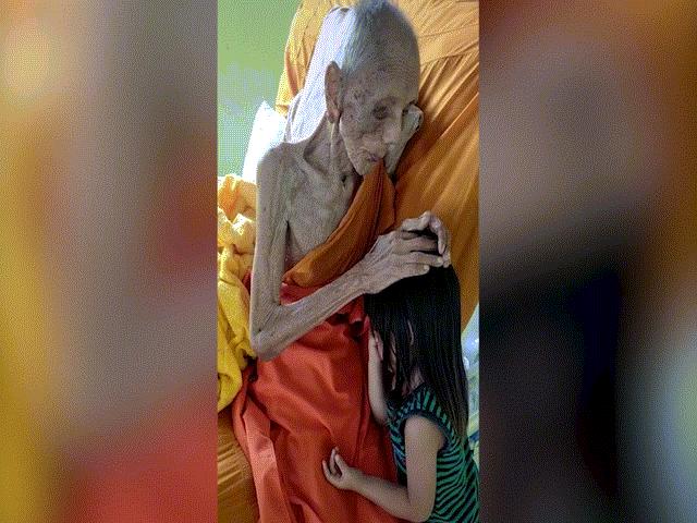 Sự thật nhà sư Thái Lan 165 tuổi, luyện kỹ thuật tự ướp xác lúc còn sống