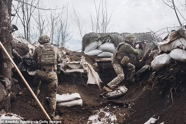 Binh sĩ Ukraine trong chiến hào ở Donbass (ảnh: Daily Mail)